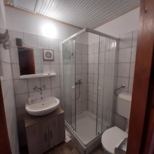 A bathroom at Rózsa Vendégház