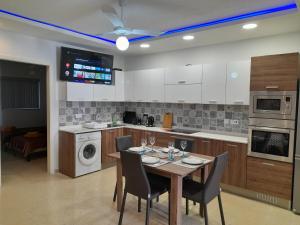 A kitchen or kitchenette at Nicely Furnished Holiday Apartment in Bugibba