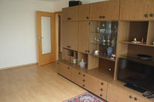una sala de estar con un gran centro de entretenimiento de madera en Wiesenblick, en Loitz