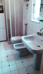 ein Bad mit einem WC und einem Waschbecken in der Unterkunft Casa Vacanza Vico Medica in Modica