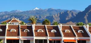 A general mountain view or a mountain view taken from Az apartmant