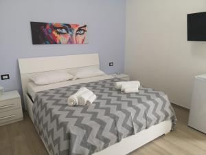a bedroom with a bed and a painting on the wall at B&b tra scirocco e tramontana in Gallipoli