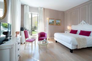 TV a/nebo společenská místnost v ubytování Château De Siran - Hôtel & Spa