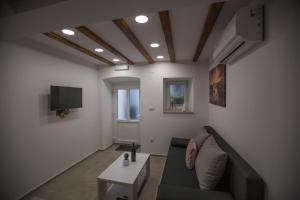 Televízia a/alebo spoločenská miestnosť v ubytovaní Apartman Mama Marija