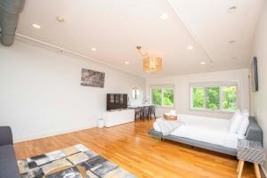 Ảnh trong thư viện ảnh của Largest Rooftop w Firepit - Vaulted LUXE Penthouse ở Knoxville