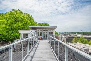 Ảnh trong thư viện ảnh của Largest Rooftop w Firepit - Vaulted LUXE Penthouse ở Knoxville