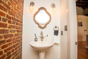 Ảnh trong thư viện ảnh của Largest Rooftop w Firepit - Vaulted LUXE Penthouse ở Knoxville +91 ảnh