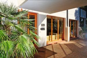 a house with a palm tree in front of a door at Hotel Kyrie Isole Tremiti in San Domino