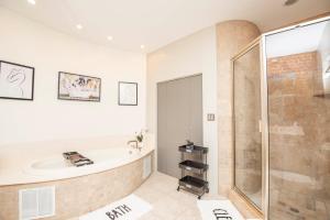 ノックスビルにあるLargest Rooftop w Firepit - Vaulted LUXE Penthouseのバスタブとシャワー付きのバスルーム +91枚の写真