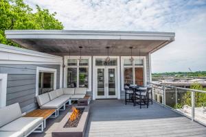 ノックスビルにあるLargest Rooftop w Firepit - Vaulted LUXE Penthouseのソファと椅子とテーブルのあるパティオ