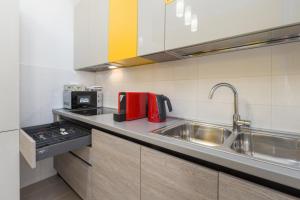 uma cozinha com um lavatório e um micro-ondas em Apartmani CroAdriaStay Pula em Pula
