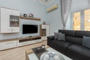 Televízia a/alebo spoločenská miestnosť v ubytovaní Apartmani CroAdriaStay Pula