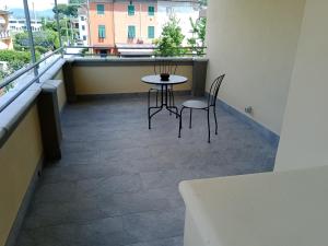 einen Balkon mit 2 Stühlen und einem Tisch in der Unterkunft Affittacamere Rossi in Lucca