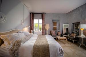 Postel nebo postele na pokoji v ubytování Château De Siran - Hôtel & Spa