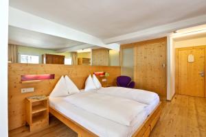 Ein Bett oder Betten in einem Zimmer der Unterkunft Hotel Steinerwirt1493