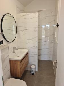 Appartments Akrapovic的一间浴室
