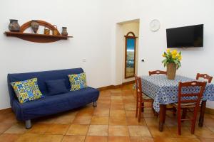 a living room with a blue couch and a table at Casa Vacanze Il Vigneto in Marsala