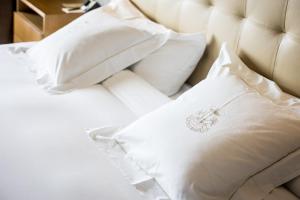 Кровать или кровати в номере Pazo Los Escudos Hotel Spa & Resort