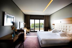 Кровать или кровати в номере Pazo Los Escudos Hotel Spa & Resort