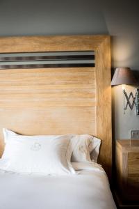 Кровать или кровати в номере Pazo Los Escudos Hotel Spa & Resort