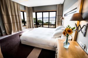 Кровать или кровати в номере Pazo Los Escudos Hotel Spa & Resort