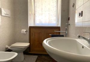 A bathroom at Laghetto delle Buse Home