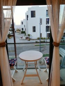 een kamer met een tafel en een raam met uitzicht bij Blue Diamond Ayla - Restricted to Family stays in Aqaba