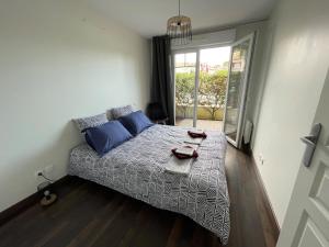 sypialnia z łóżkiem i stołem na nim w obiekcie The Barbots apartment w mieście Gujan-Mestras