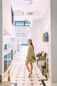 une femme est debout dans un salon dans l'établissement RW BOUTIQUE HOTEL, à Istanbul