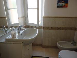 uma casa de banho com um lavatório e um WC em Villa Playa del Sol - B2 em Saint-Tropez