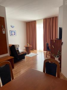 sala de estar con mesa y sofá en Villa Sunce en Podgora