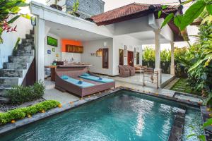 uma villa com piscina em frente a uma casa em Tamyang Ubud Villas em Ubud