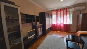 Poschodová posteľ alebo postele v izbe v ubytovaní Tisza-parti Napfény Apartman