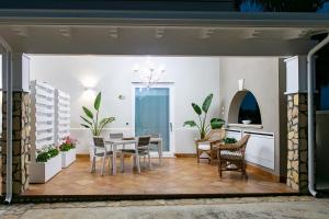 a dining room with a table and chairs at Casa Vacanze Il Vigneto in Marsala