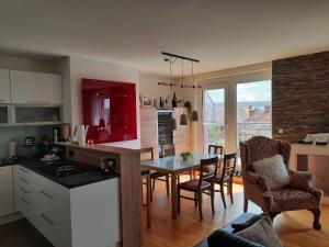 een keuken en eetkamer met een tafel en stoelen bij Penthouse Wohnung am Radweg mit Dachterasse in Waidhofen an der Thaya