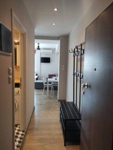 un corridoio con porta e soggiorno di Antelope Studio 1 a Salonicco