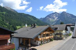 un techo de un edificio con montañas en el fondo en Alp-Chalet, en Hirschegg