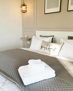Postel nebo postele na pokoji v ubytování Grand Terrace Apartment with AC & heating