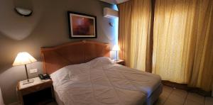 Cama o camas de una habitación en Le Monaco Hôtel & Thalasso