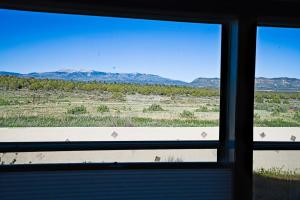 Blick auf die Wüste aus dem Fenster in der Unterkunft Sunny Southwest Cottage in Mancos
