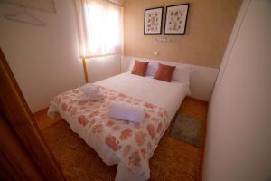GuadamurにあるLas Casitas de Guadamurのベッドルーム1室(ノートパソコン付きのベッド1台付)