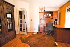 een kantoor met een bureau en een stoel in een kamer bij Sunny Southwest Cottage in Mancos