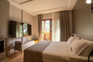 A bed or beds in a room at Balèze Boutique Hotel - Adults Only