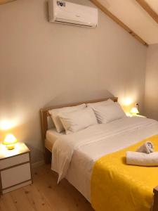 Rúm í herbergi á Borjomi Yellow Hotel