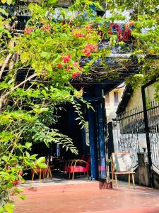 un patio con sillas y flores en un edificio en Moonlight Champa en Vientián