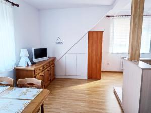 a living room with a table and a tv on a desk at Apartament w Świnoujściu in Świnoujście