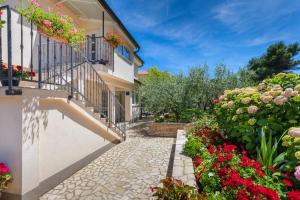 a courtyard of a house with flowers at Apartments Hortensia in Pula