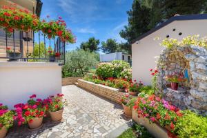 a garden with flowers in pots in front of a building at Apartments Hortensia in Pula