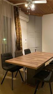 sala konferencyjna z dużym drewnianym stołem i krzesłami w obiekcie Maison de vacances à Marseillan au cœur du village, à quelques pas du port. w mieście Marseillan +11 zdjęć