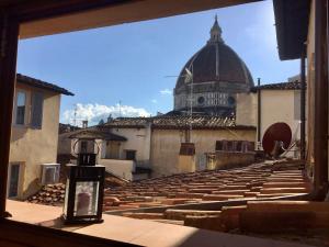 desde la ventana de un edificio con cúpula en Cozy CENTRAL apartment in Florence - spectacular views of Duomo, en Florencia